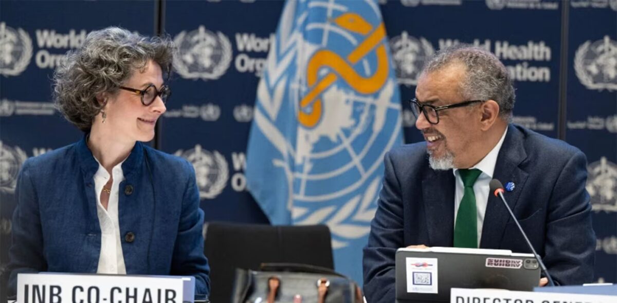 Os Estados Membros da Organização Mundial da Saúde (OMS) elaboraram em abril uma proposta de acordos sobre pandemias para consideração na próxima Assembleia Mundial da Saúde, em maio. A proposta visa fortalecer a colaboração global em prevenção, preparação e resposta a futuras ameaças pandêmicas | Imagem: OMS/Christopher Black