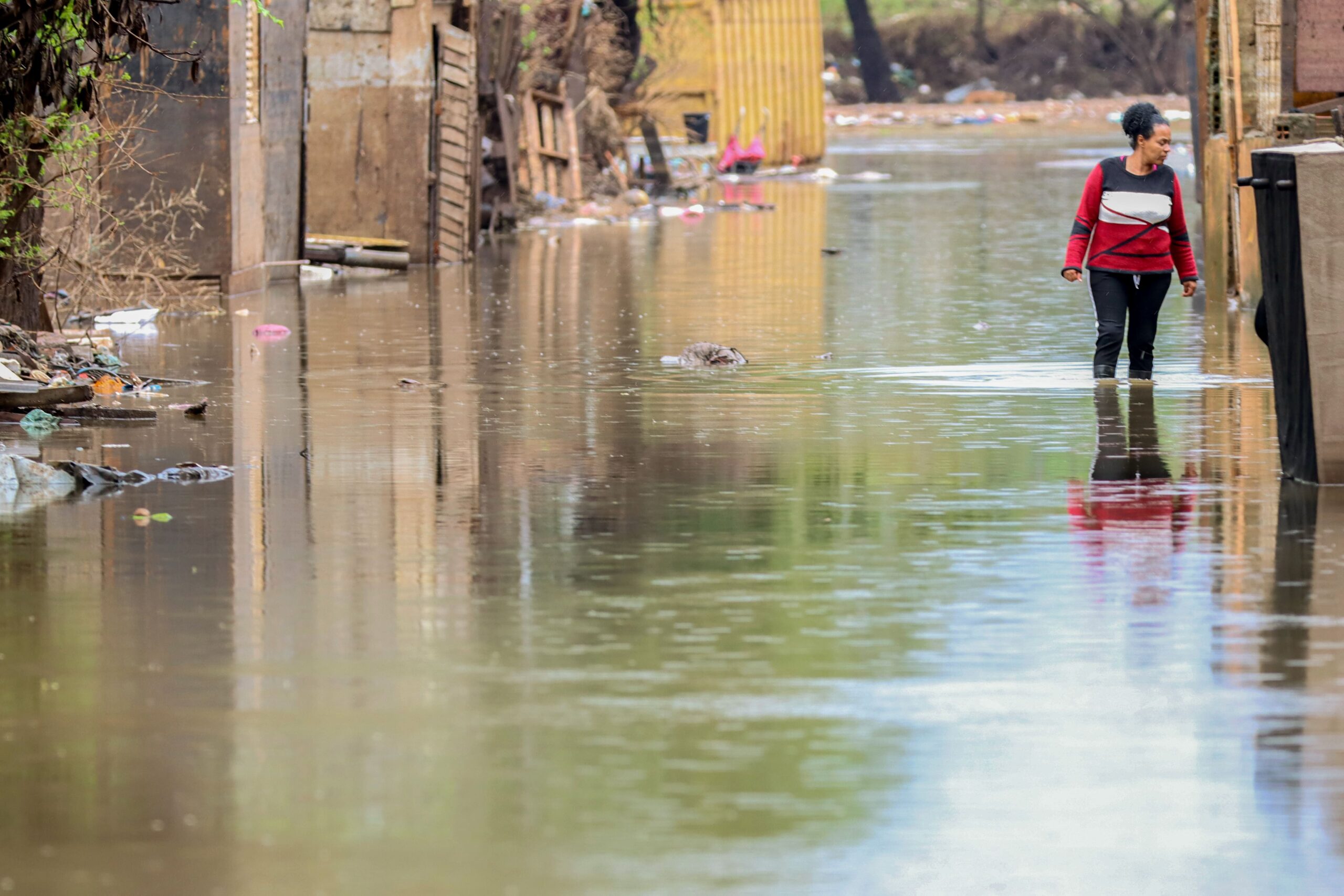 Há um ano, o estado do Rio Grande do Sul decretou calamidade pública: inundação histórica, relacionada à mudança climática e a falhas na prevenção de desastres naturais, afetou mais de 2,4 milhões de habitantes, ceifou a vida de centenas e traumatizou sobreviventes | Imagem: Bruno Peres/Agência Brasil