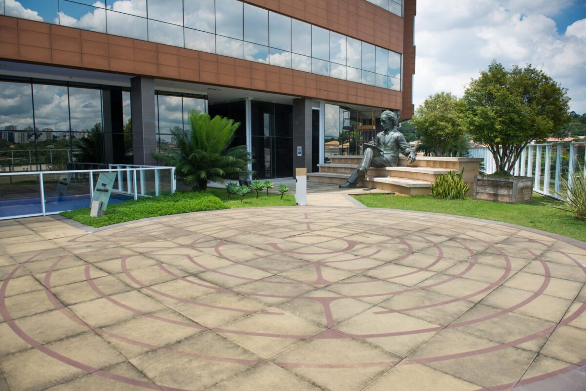 The image shows the therapeutic environment designed for patients at the Morumbi unit of Einstein Hospital Israelita, highlighting a labyrinth projected on the floor, which helps stimulate meditation and relaxation outdoors.