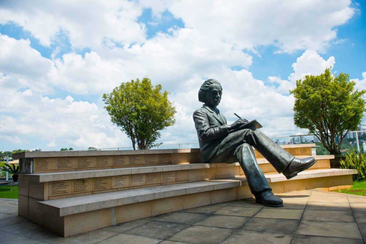 The images depict the therapeutic environment at the Morumbi unit of Einstein Hospital Israelita, which features a large statue of German physicist Albert Einstein (1879-1955).