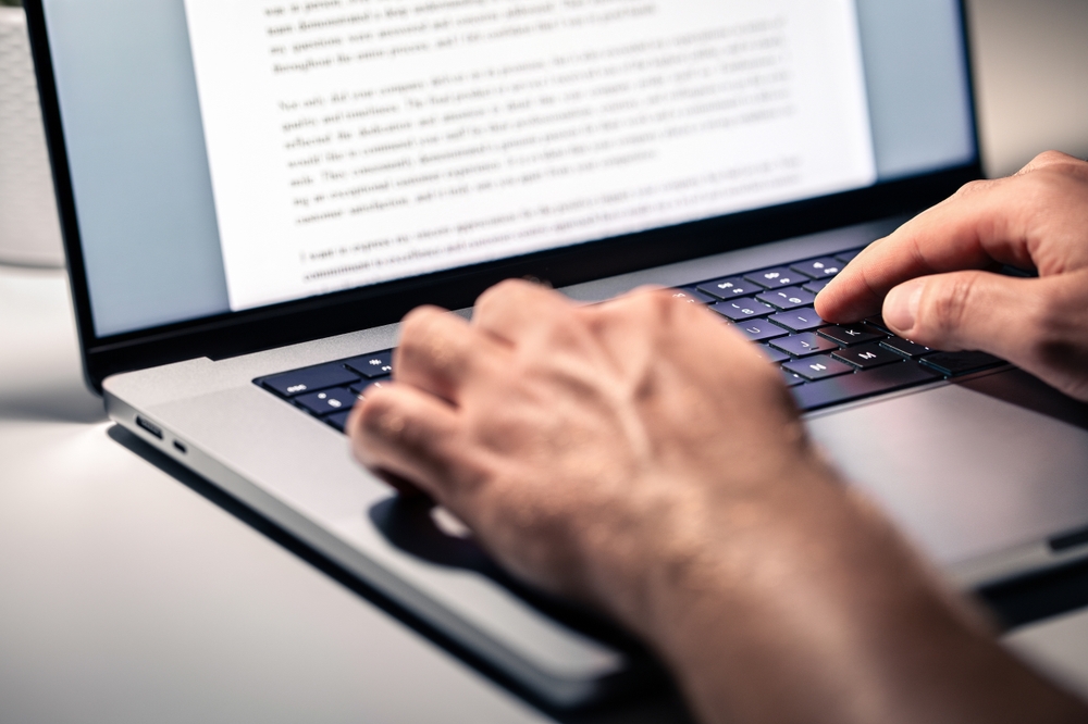 “Vejo meus amigos competindo para ver quem publica mais artigos em periódicos consagrados. Embora exista essa pressão, assumi que não é essa a formação que quero”, diz Jackson Monteiro, doutorando da Unifesp | Imagem: Shutterstock