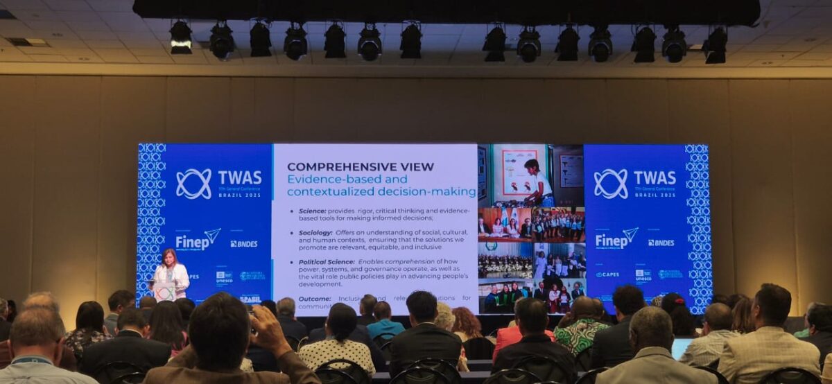 Uma pessoa palestra no palco do auditório principal da 17ª Conferência Geral da TWAS, no Rio de Janeiro