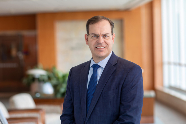 A imagem mostra o retrato do estadunidense Eric Harnisch, da Mayo Clinic Platform