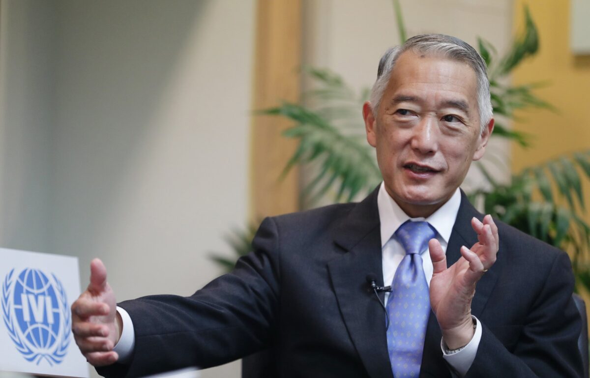 The image shows South Korean Jerome H. Kim, director general of the International Vaccine Institute (IVI), an organization headquartered in South Korea, speaking and gesticulating