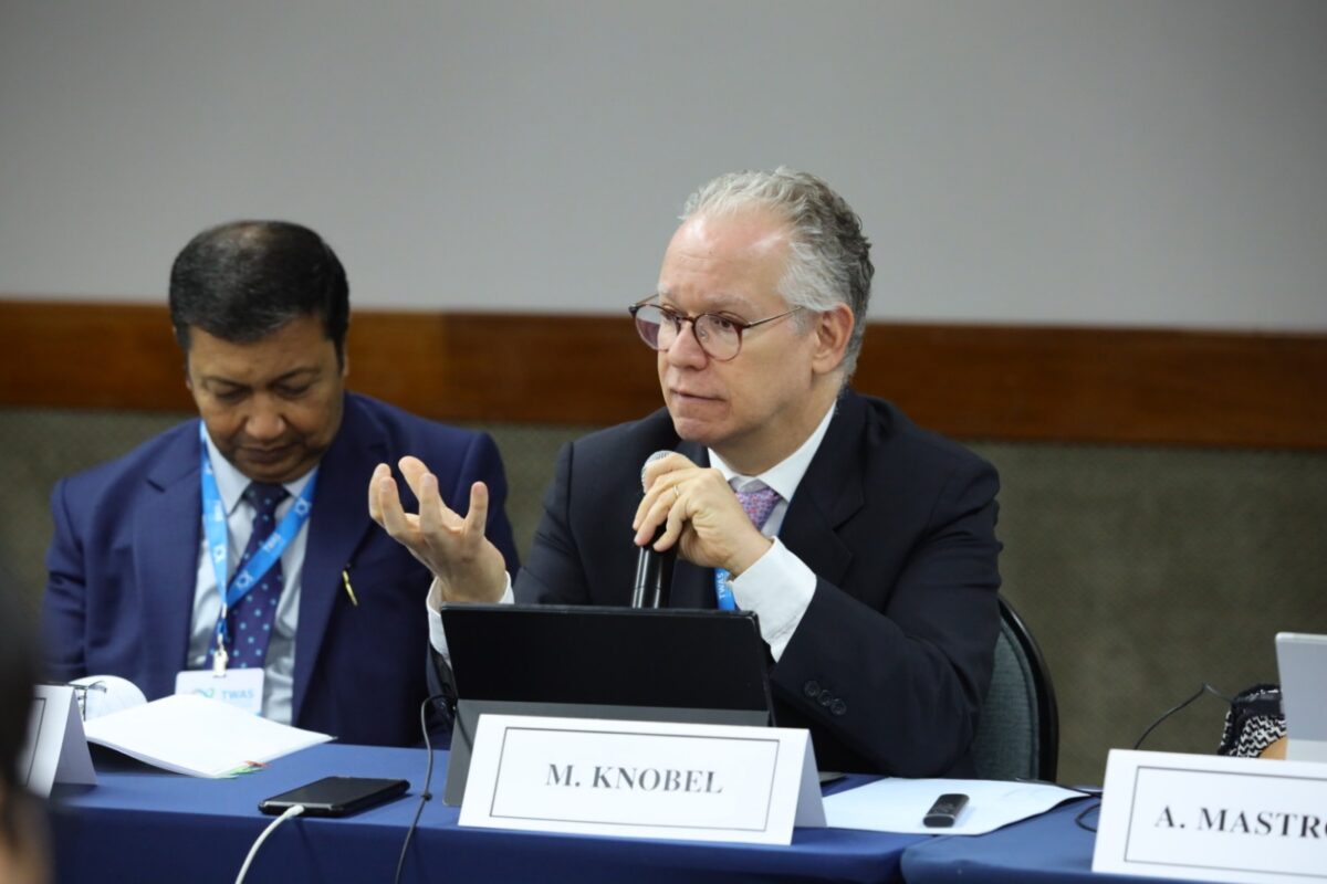O físico brasileiro Marcelo Knobel discursa em reunião oficial durante a 17ª Conferência Geral da TWAS