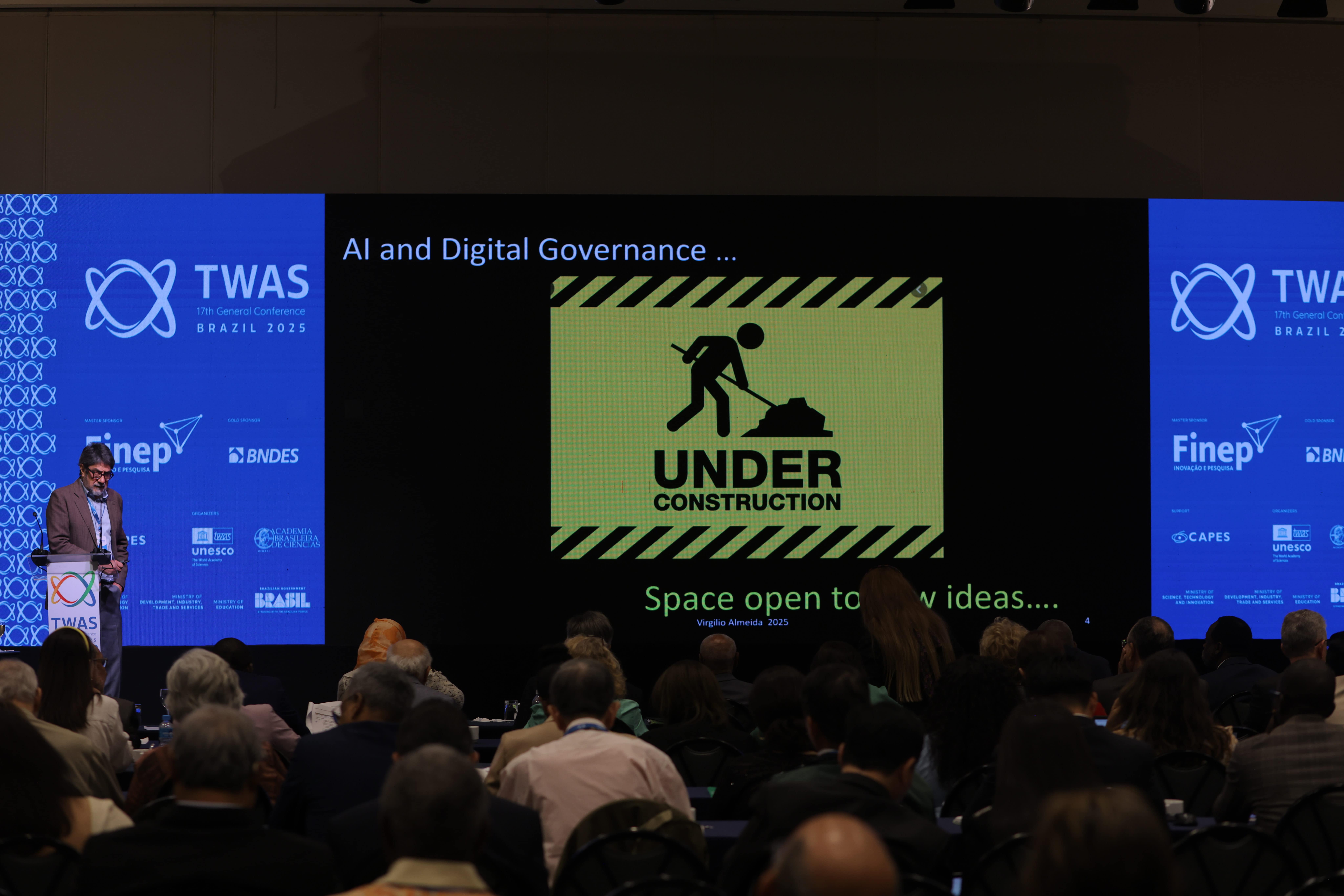 O palco principal da 17ª Conferência Geral da TWAS, no Rio de Janeiro, expõe um telão com informações sobre os riscos do uso de inteligência artificial sem controle ético