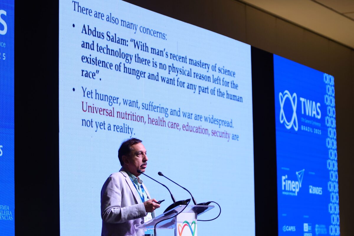 O pesquisador indiano Sunil Mukhi discursa durante a 17ª Conferência Geral da TWAS, no Rio de Janeiro