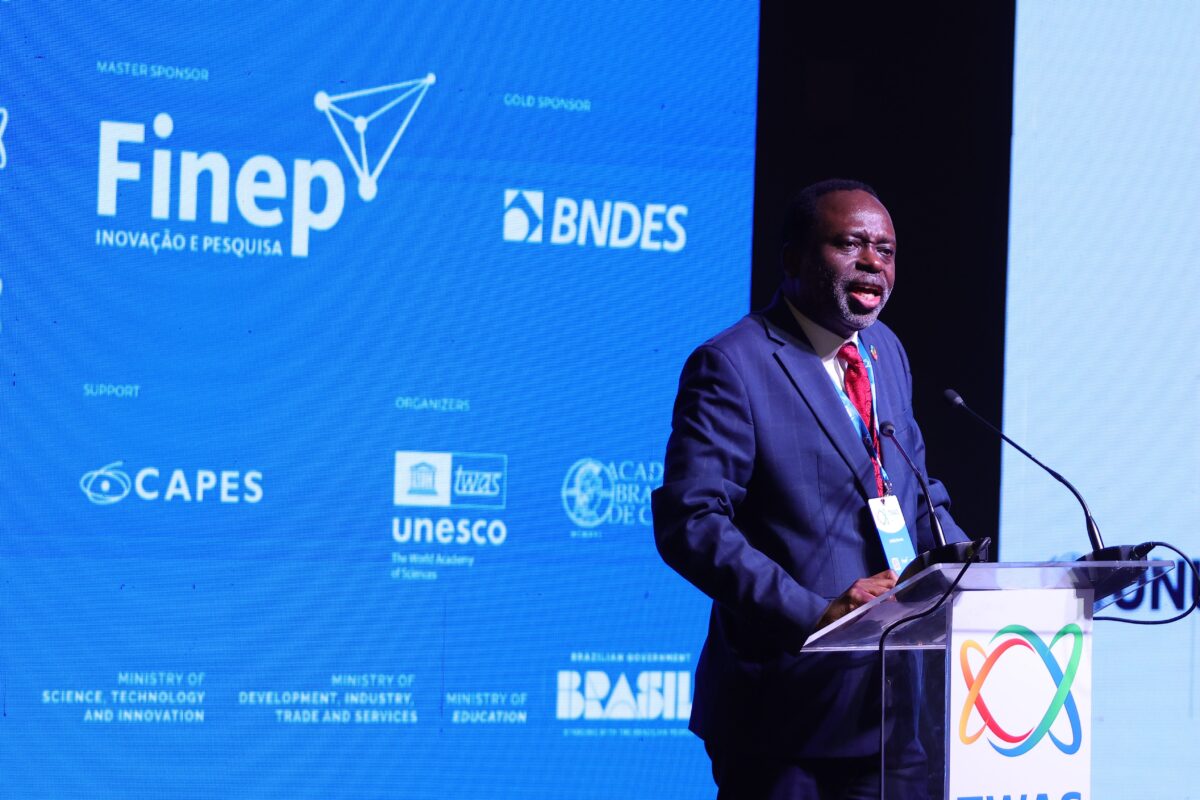 O engenheiro de IA sul-africano Tshilidzi Marwala, reitor da Universidade das Nações Unidas (UNU), discursa durante a 17ª Conferência Geral da TWAS, no Rio de Janeiro