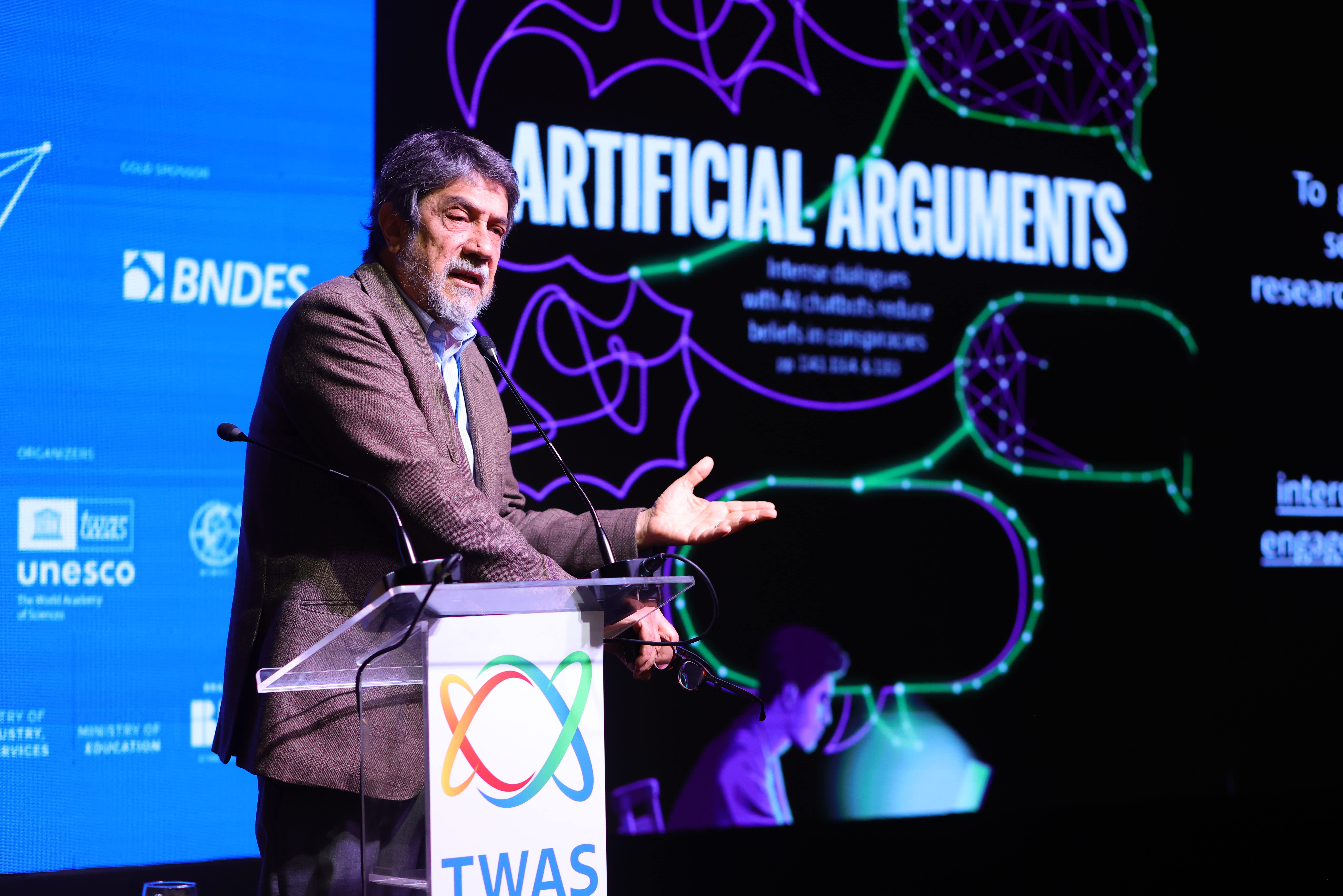 O pesquisador brasileiro Virgílio Almeida, da UFMG, discursa durante a 17ª Conferência Geral da TWAS, no Rio de Janeiro