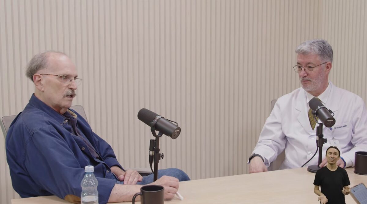 Glauco Arbix e Luiz Vicente Rizzo participam de debate sobre ciência e inteligência artificial em estúdio. Durante a conversa, especialistas discutem os desafios da pesquisa em um cenário de incertezas e transformação tecnológica.