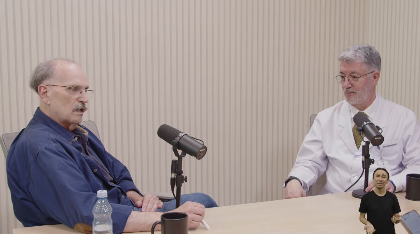 Glauco Arbix e Luiz Vicente Rizzo participam de debate sobre ciência e inteligência artificial em estúdio. Durante a conversa, especialistas discutem os desafios da pesquisa em um cenário de incertezas e transformação tecnológica.