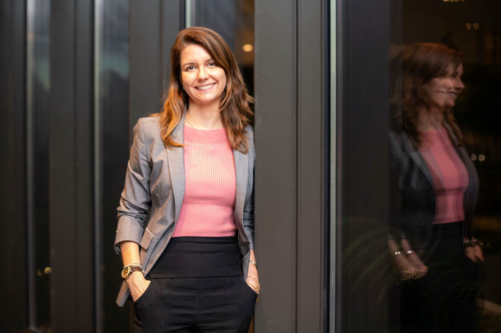Karla Espírito Santo posa em ambiente corporativo, com blazer e expressão confiante. Pesquisadora clínica do Einstein atua na área de ensaios clínicos e modelos inovadores de pesquisa.