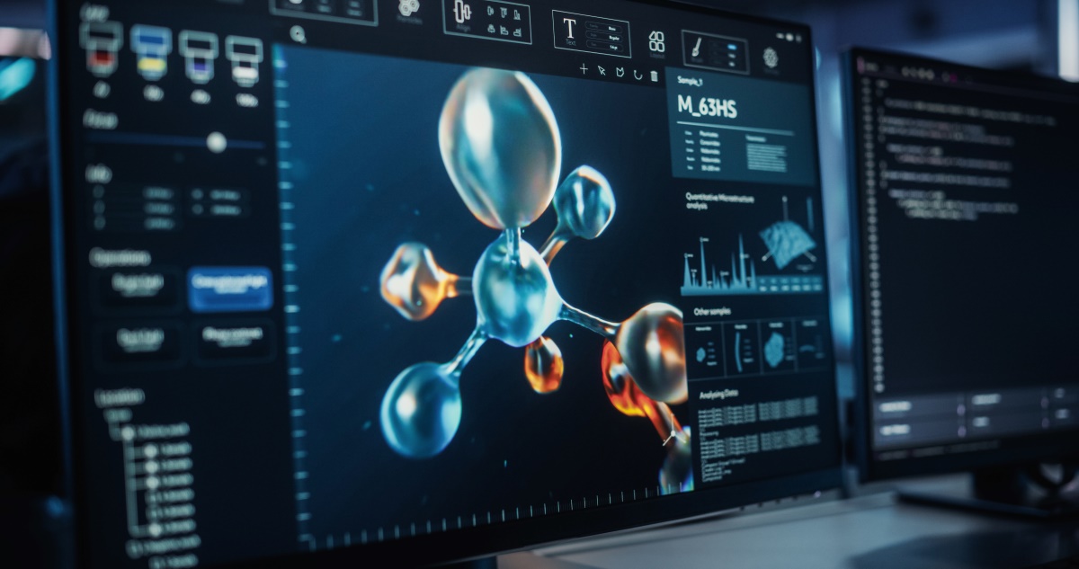 Tela de computador exibe software de modelagem molecular com uma estrutura tridimensional de proteína em destaque, cercada por painéis de análise de dados, gráficos e amostras; ao fundo, um segundo monitor mostra linhas de código